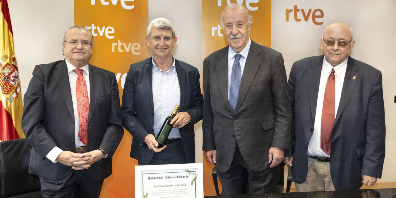 Carboneros premia a la RTVE con el «Olivo solidario. El aceite de la vida»