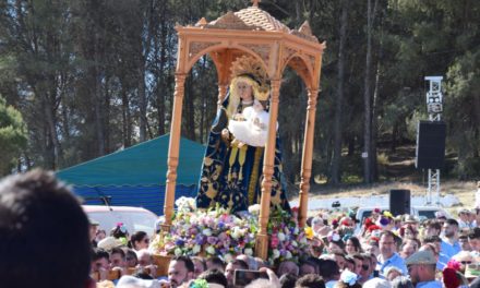 La abuela, Santa Ana, congrega a miles de torrecampeños en el Cerro Miguelico