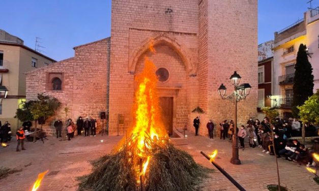 Las lumbres de San Antón iluminan Jaén