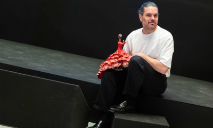 El creador jiennense Leandro Cano reinventa el vestido de las muñecas gitanas